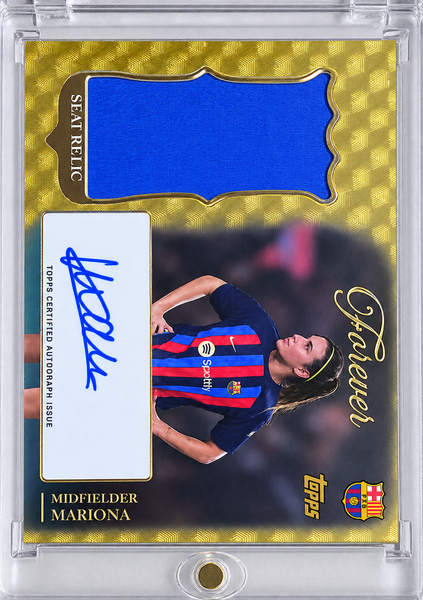 Carta coleccionable Topps de Mariona del FC Barcelona con autógrafo azul y parche de tela Seat Relic en estuche rígido.