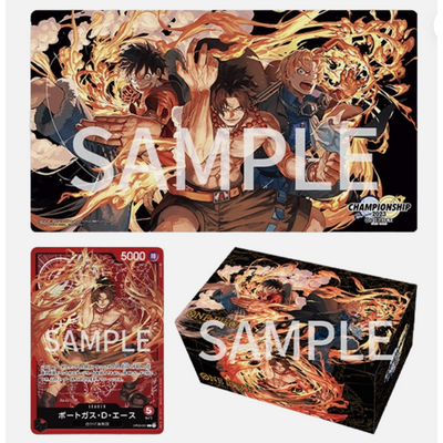 Set de juego One Piece 2023 con playmat, caja de almacenamiento y carta promocional de Ace, Sabo y Luffy con arte en llamas.