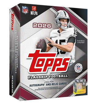 Caja Topps 2026 Football Flagship NFL con diseño blanco y granate, mostrando a un jugador de los Raiders y logos oficiales.