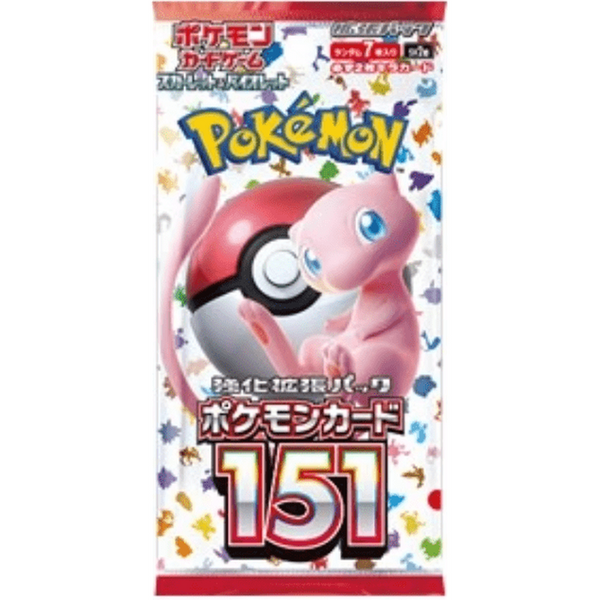 Sobre de cartas Pokémon 151 con el personaje Mew y una Poké Ball sobre un fondo blanco con siluetas de Pokémon coloridas.