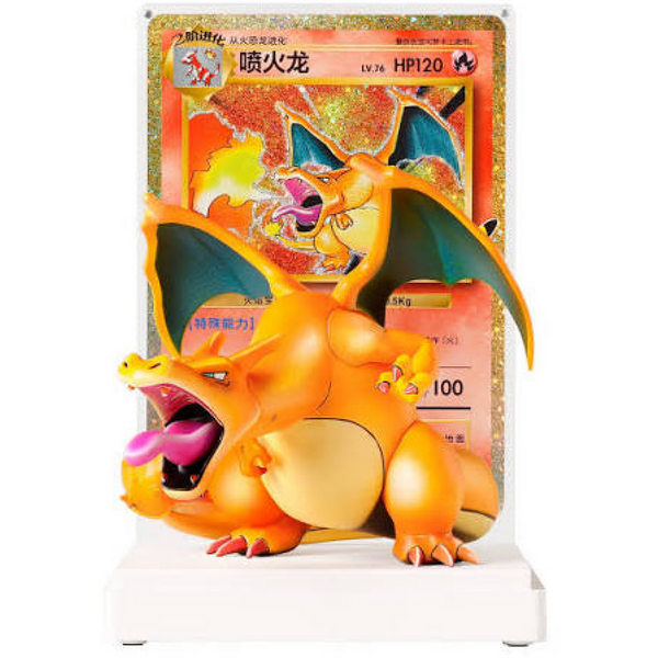 Figura coleccionable de Charizard con carta jumbo holográfica de 30 aniversario en base blanca sobre fondo blanco.