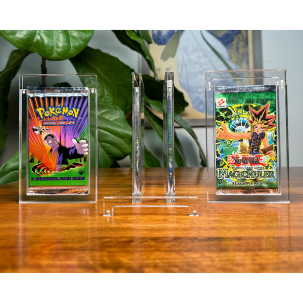 Protector de metacrilato transparente de 0,5 cm con tapa imantada para sobres de cartas coleccionables sobre mesa.