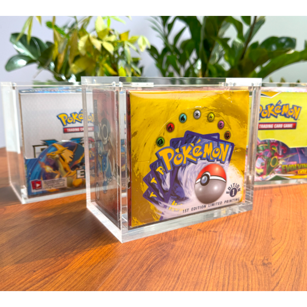 Caja protectora de metacrilato transparente de 0,5 cm para cajas de sobres Pokémon con cierre magnético y protección UV.