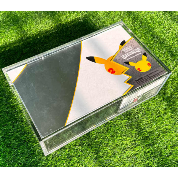 Protector de metacrilato transparente de 0,5cm para caja Pokémon Ultra Premium sobre césped verde.