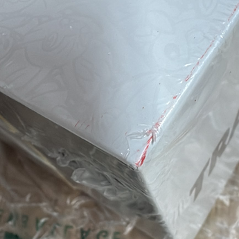 Caja blanca de colección Pokémon Celebrations Ultra-Premium con acabado brillante y detalles en relieve, envuelta en plástico.