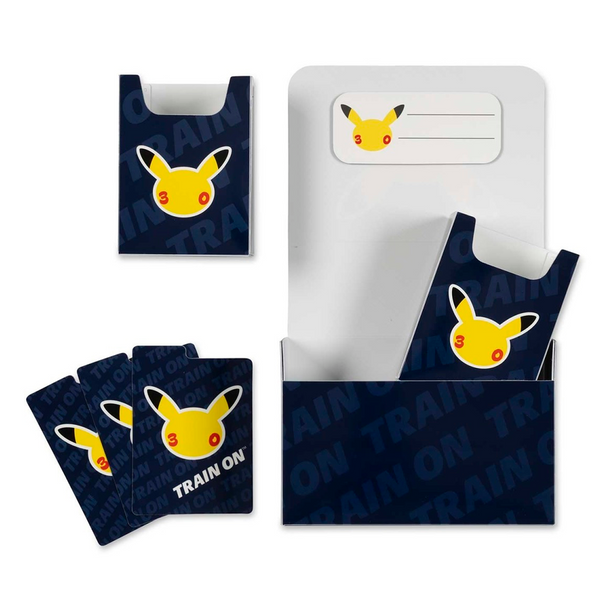Caja doble para cartas Pokémon 30 Aniversario azul marino con diseño de Pikachu y texto Train On, incluye separadores internos.