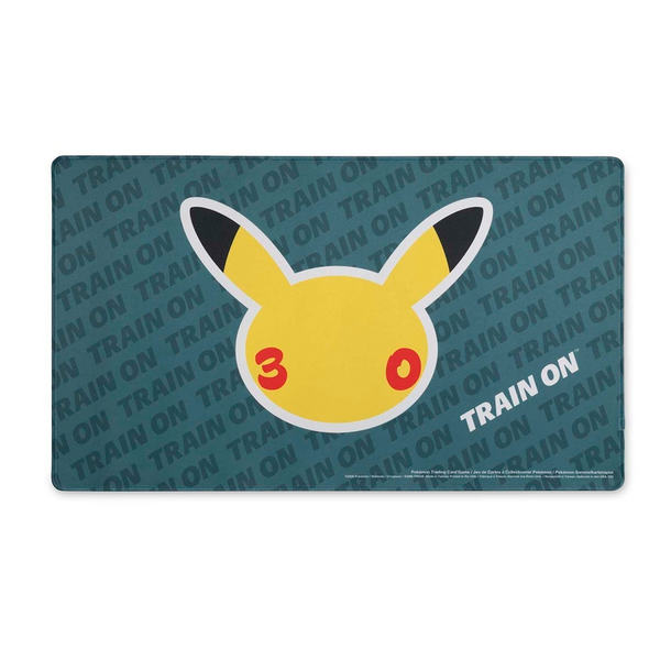 Tapete de juego Pokémon 30.º aniversario con silueta de Pikachu amarilla y fondo azul oscuro con el texto Train On.