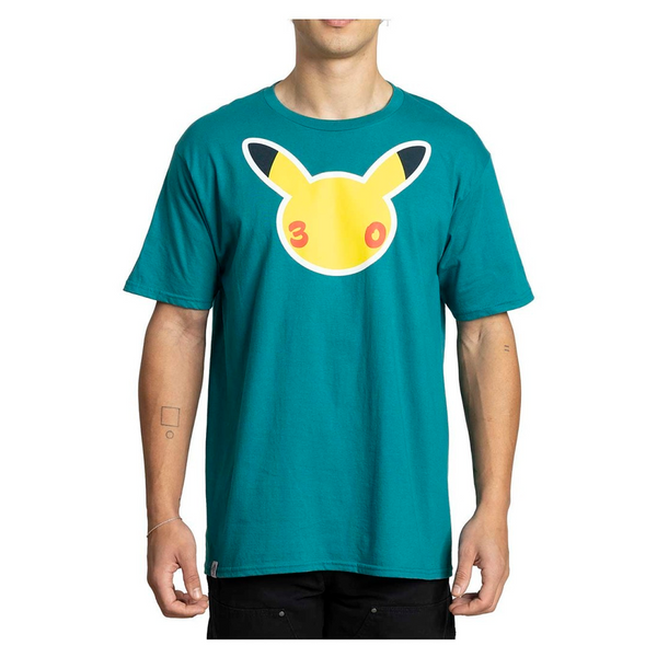 Camiseta verde de algodón con gráfico de Pikachu y el número 30 para el aniversario de Pokémon.