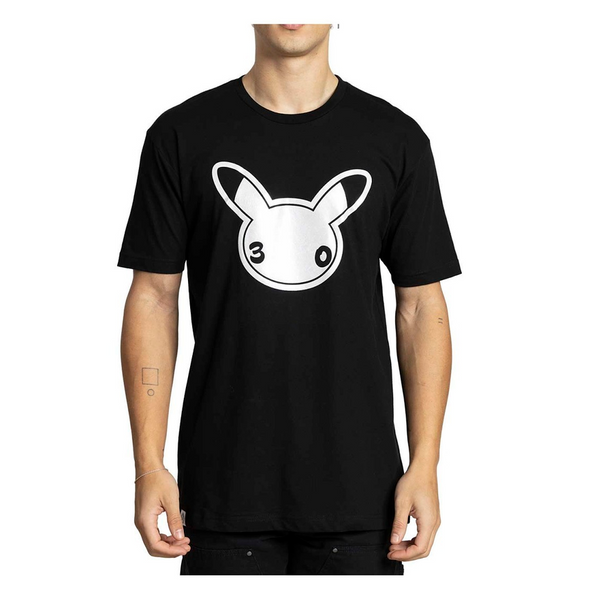 Camiseta negra de algodón con diseño minimalista de Pikachu y el número 30 en blanco, edición 30 aniversario de Pokémon.