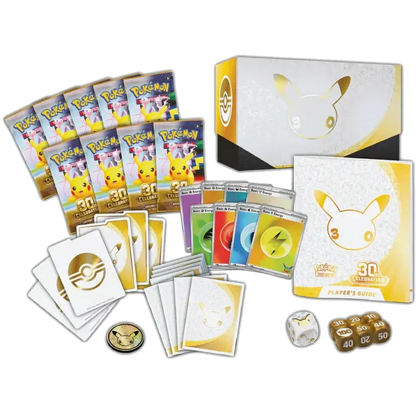 Caja Élite Pokémon 30 Aniversario con sobres, cartas holográficas, dados dorados, moneda y guía en tonos blanco y oro.