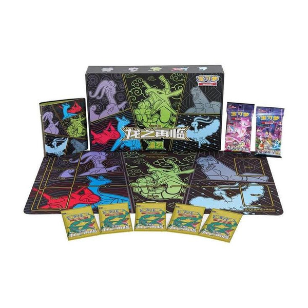 Set de colección Pokémon Rayquaza con caja, tapete de juego, álbum y sobres temáticos en tonos negros y neón.