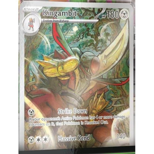 Carta Pokémon Kingambit con ilustración estilo Ukiyo-e, colores vibrantes y detalles metálicos en una funda protectora.