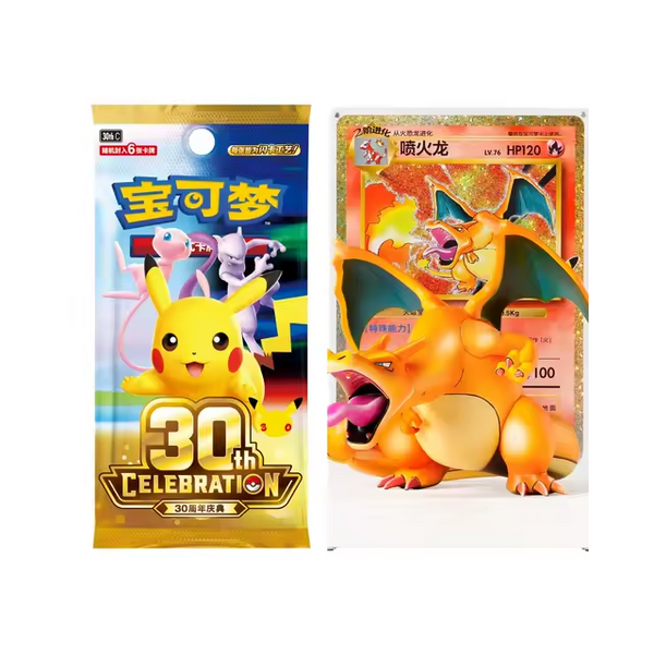 Figura coleccionable de Charizard junto a una carta jumbo holográfica y un sobre de expansión Pokémon 30th Celebration.