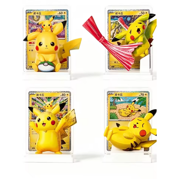 Cuatro figuras coleccionables de Pikachu con sus cartas holográficas a juego en soportes de exhibición transparentes.