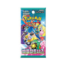 Sobre de cartas Pokémon Battle Partner sv8 con diseño colorido, personajes y Pokémon destacados sobre fondo azul y rosa.