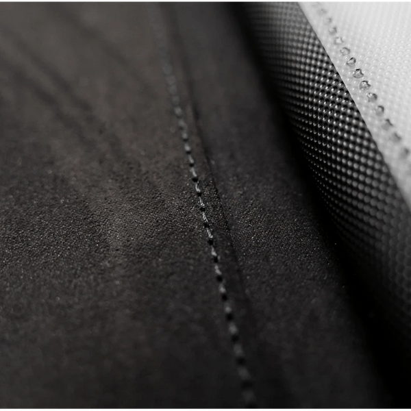 Detalle de textura acolchada Xenoskin negra y páginas transparentes de alta calidad para álbum de cartas coleccionables.