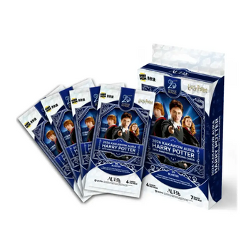 Blaster box y sobres de cartas coleccionables Harry Potter 25th Anniversary de Kakawow Aura en tonos azul y blanco.