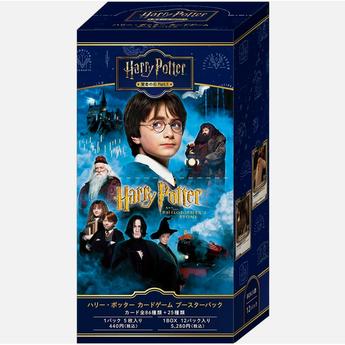 Caja de sobres Harry Potter TCG: La Piedra Filosofal con diseño azul oscuro, personajes de la película y detalles dorados.