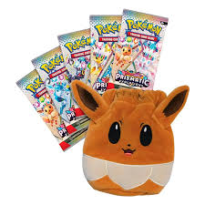 Pouch de felpa suave con forma de Eevee y cinco sobres de cartas Pokémon Scarlet & Violet Prismatic Evolutions.