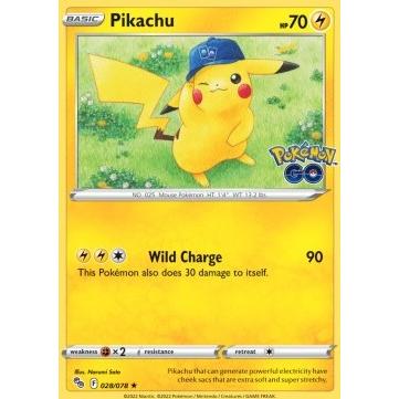 Carta Pokémon Pikachu PGO 028 de tipo eléctrico con el diseño de Pikachu usando una gorra azul en un campo verde.