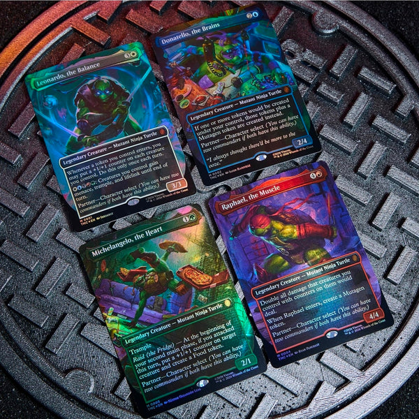 Cartas foil de Magic: The Gathering de las Tortugas Ninja sobre una tapa de alcantarilla metálica circular.