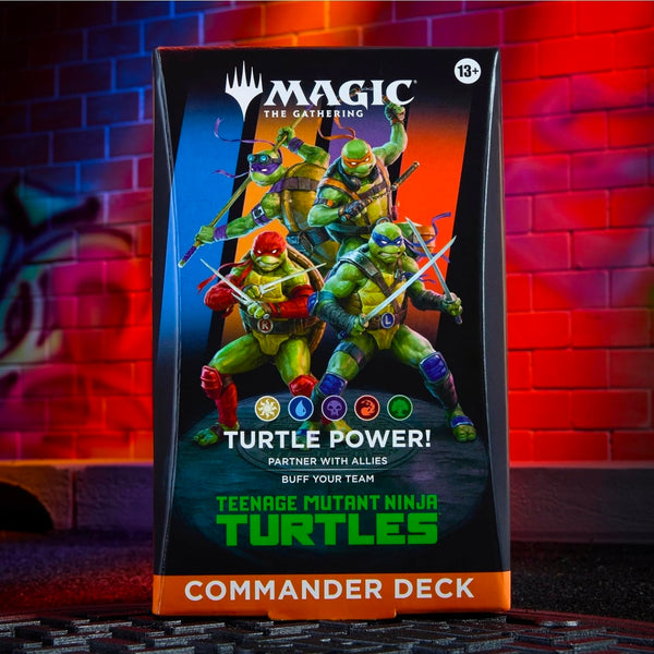 Caja de mazo Magic Commander Turtle Power con las Tortugas Ninja sobre fondo de ladrillo iluminado en rojo y azul.