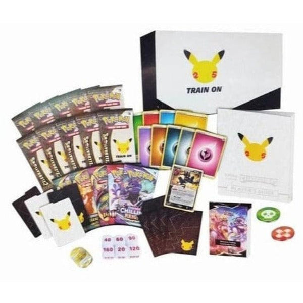 Caja de Entrenador Élite Pokémon Celebraciones 25 aniversario con sobres, cartas, dados y accesorios de juego.