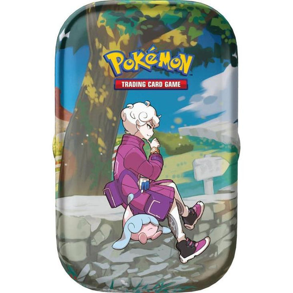 Mini lata metálica Pokémon Cenit Supremo con ilustración de personaje y Pokémon en tonos azules y morados.