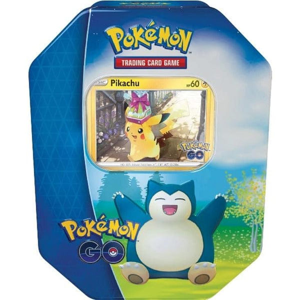 Lata metálica octogonal azul de Pokémon GO con una carta holográfica de Pikachu y una ilustración de Snorlax al frente.