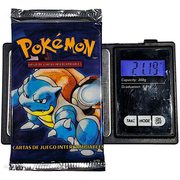 Sobre Pokémon Base Set Unlimited con Blastoise pesando 21.19g en una báscula digital negra.