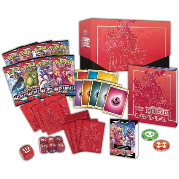 Caja de colección Pokémon Estilos de Combate con 8 sobres, fundas rojas, dados, marcadores y guía del jugador.