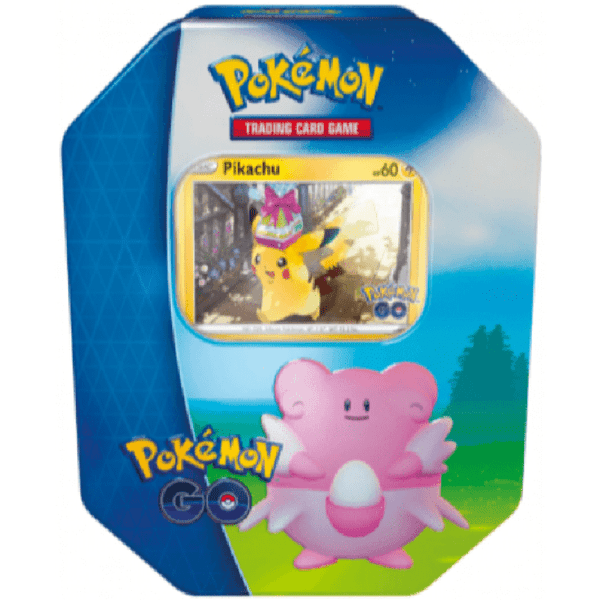 Lata metálica octogonal de Pokémon GO con carta holográfica de Pikachu y diseño de Blissey sobre fondo azul y verde.