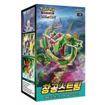 Caja de sobres Pokémon TCG Blue Sky Stream con Rayquaza VMAX en diseño verde y morado sobre fondo de bosque.